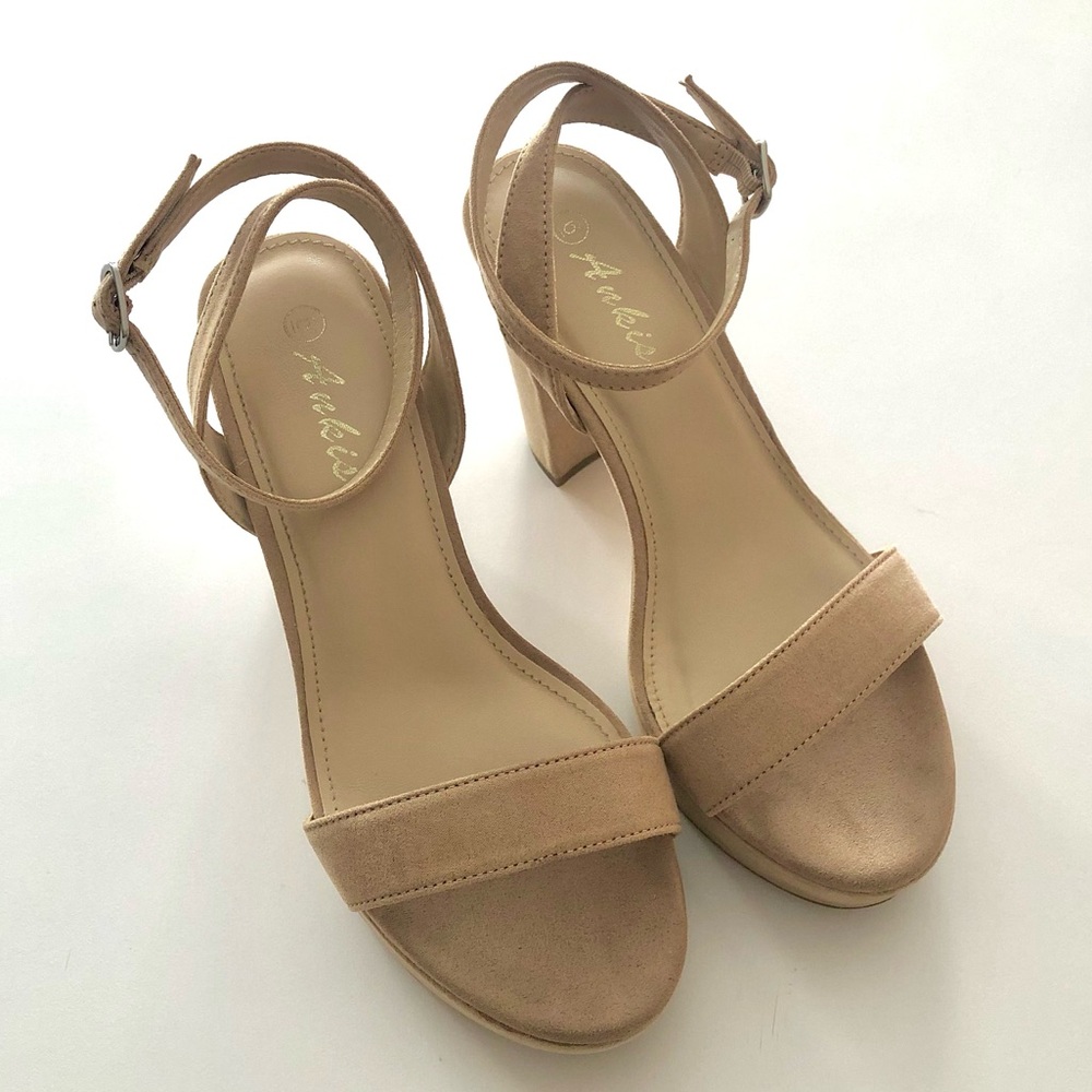 COMFORTABLE Nude Block High Heels 4in with 1in Platform Size 6 EUC